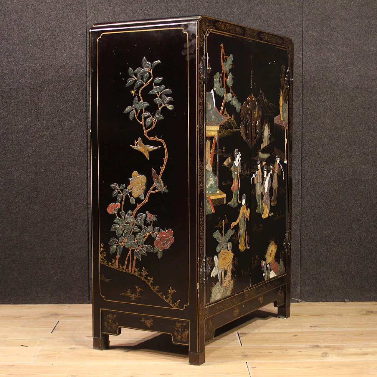 Small Oriental black lacquered painted sideboard, 20th century 5