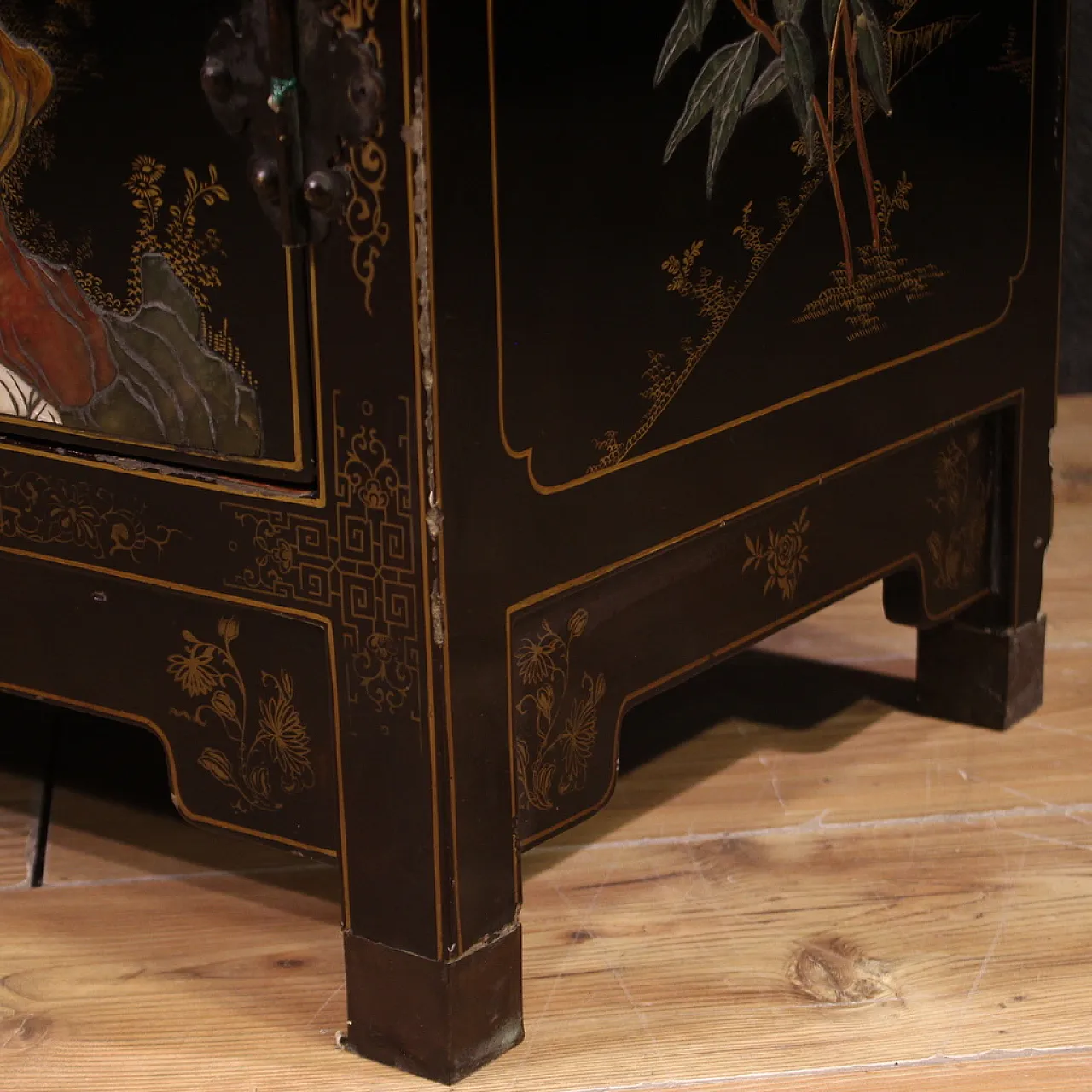 Small Oriental black lacquered painted sideboard, 20th century 8