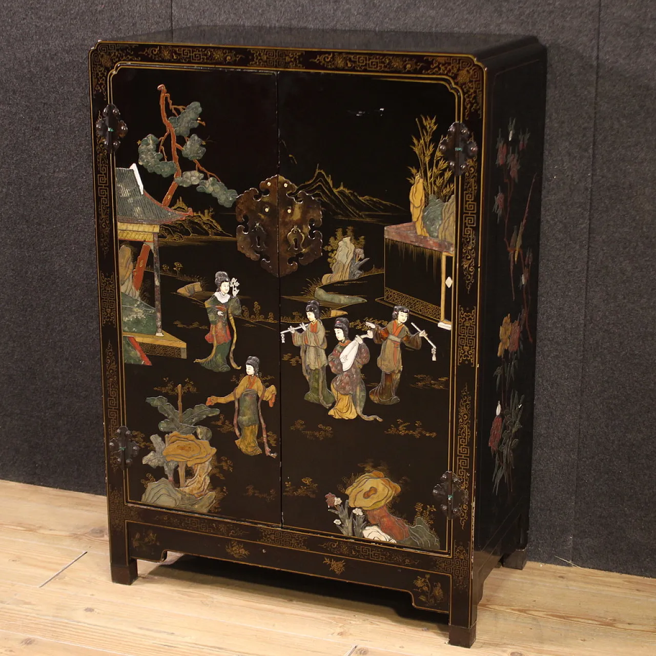 Small Oriental black lacquered painted sideboard, 20th century 10