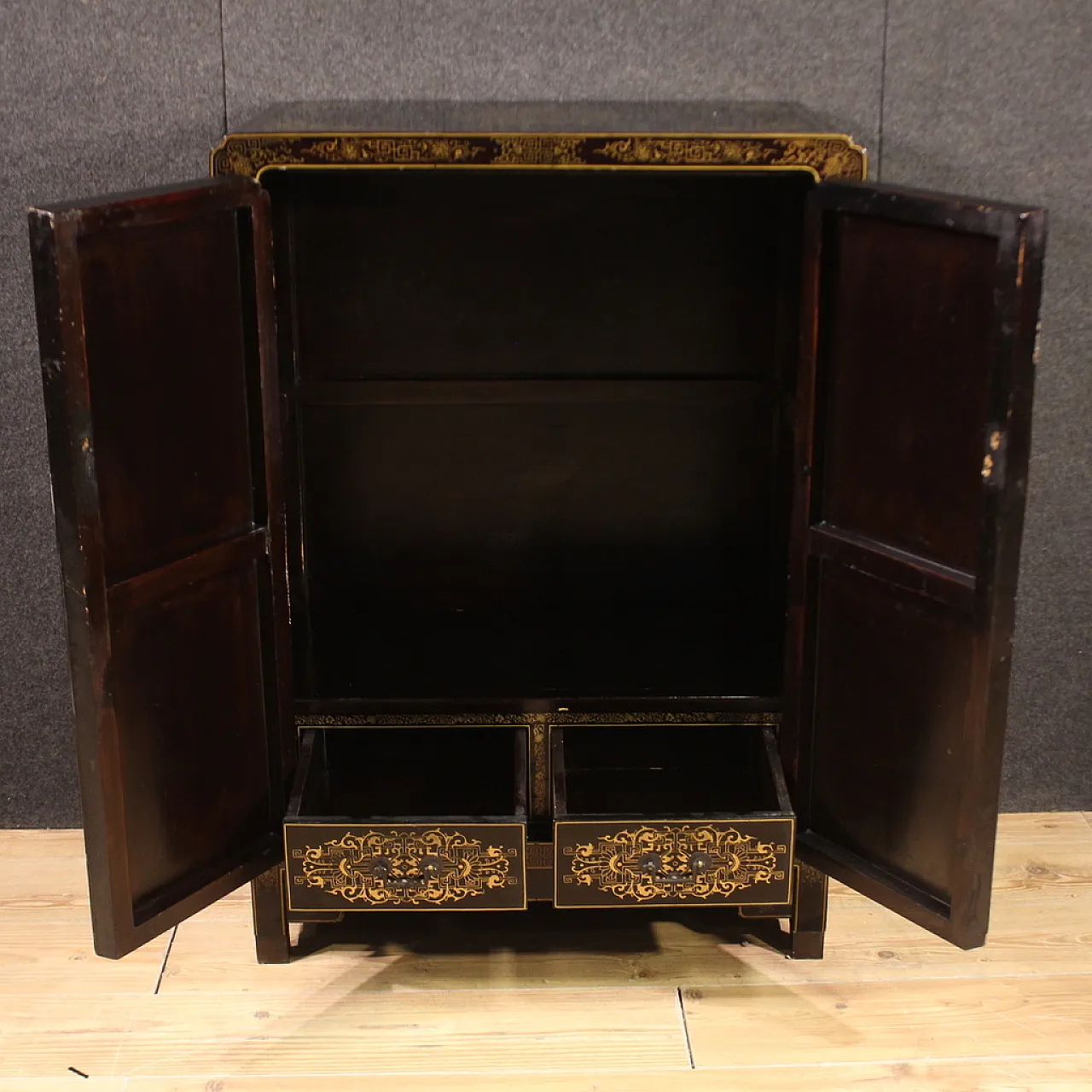 Small Oriental black lacquered painted sideboard, 20th century 12