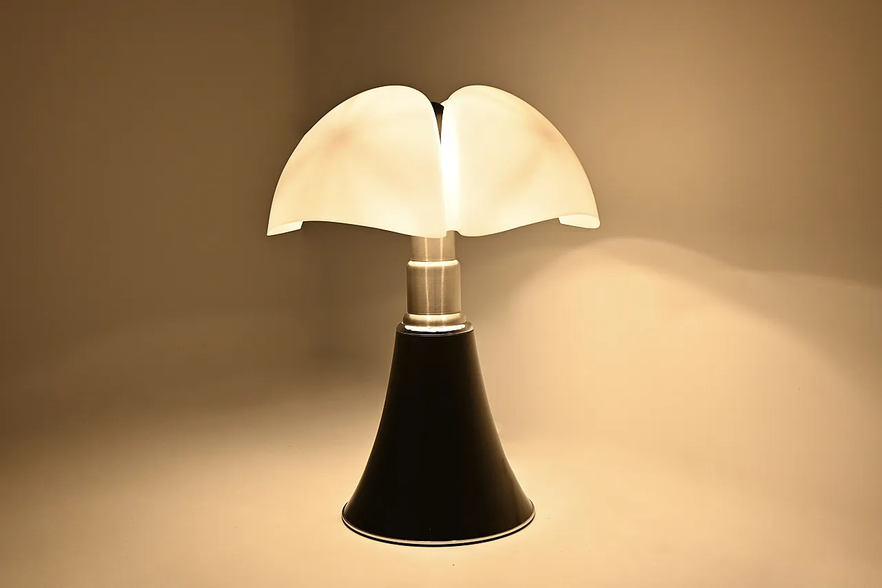 Black Pipistrello table lamp by Gae Aulenti for Martinelli Luce, 1960s 2