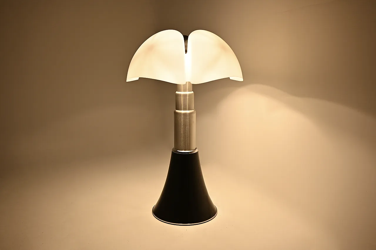 Black Pipistrello table lamp by Gae Aulenti for Martinelli Luce, 1960s 4