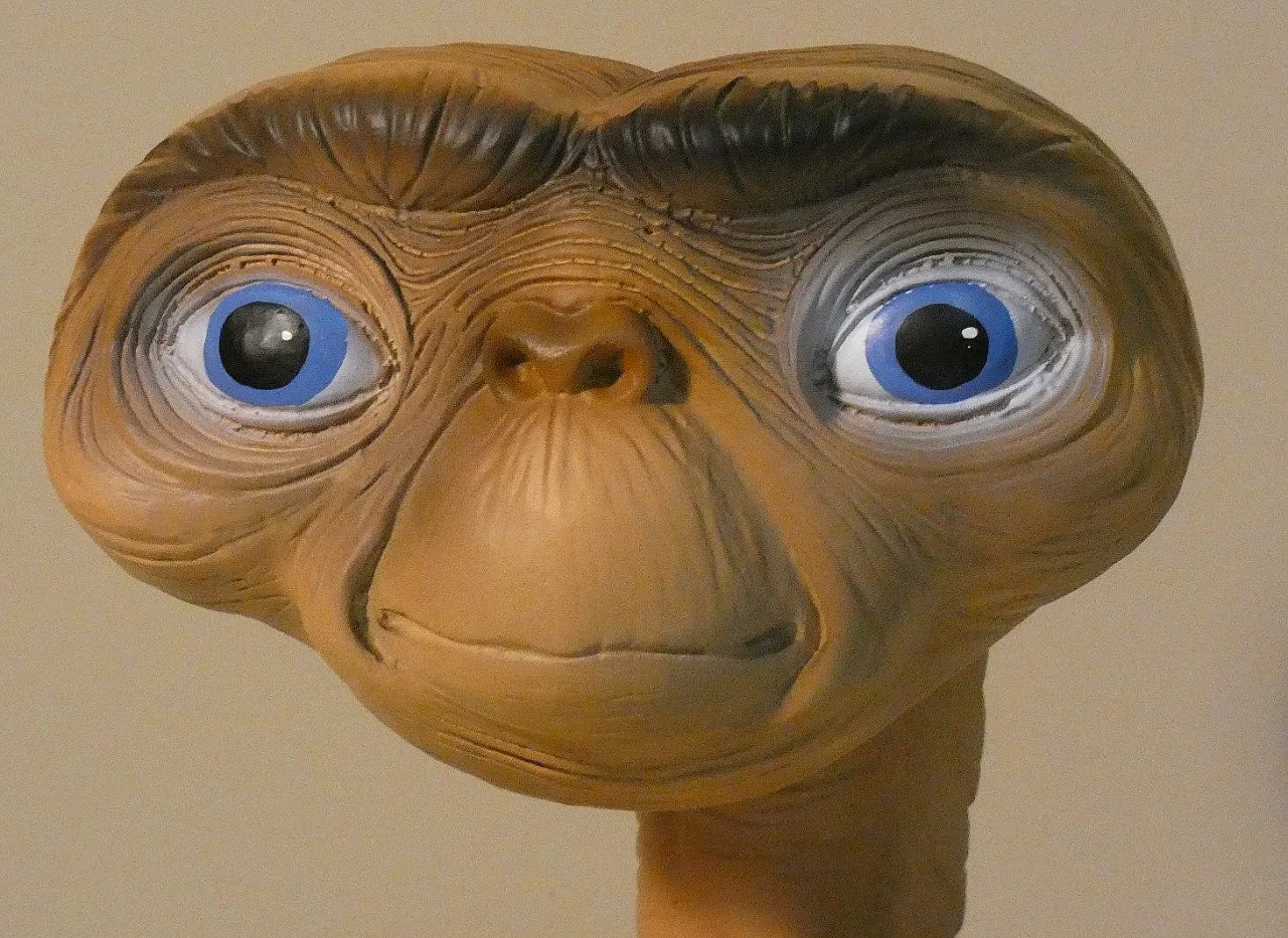 E.T. big Three-Dimensional Statue in Resin and Enamel, 1990s 5