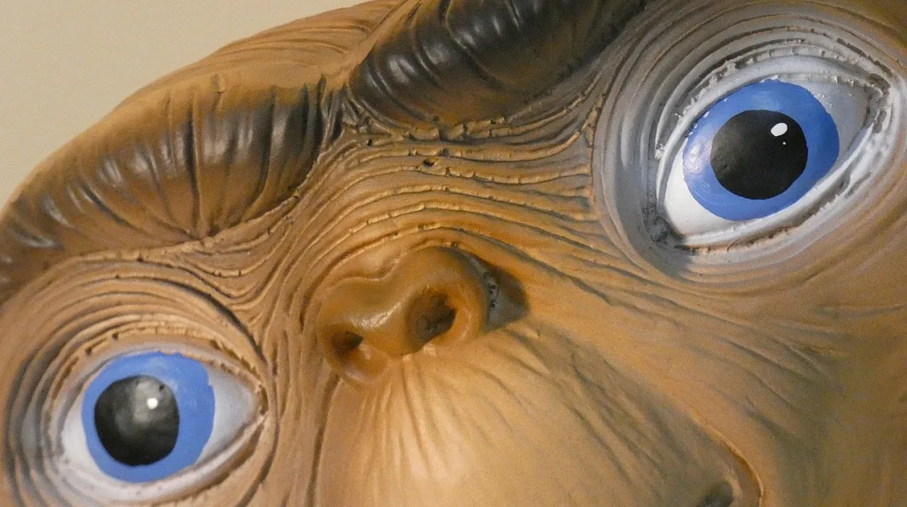 E.T. big Three-Dimensional Statue in Resin and Enamel, 1990s 7