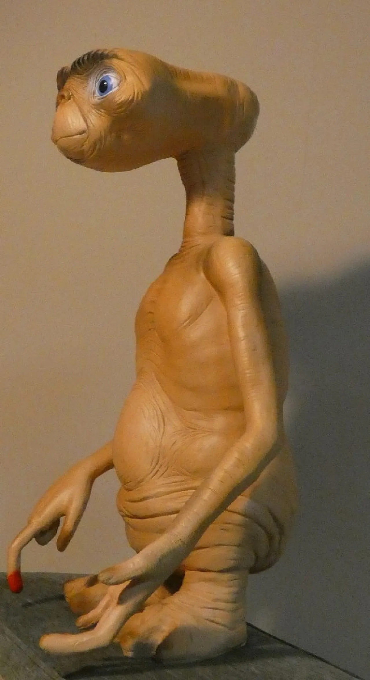 E.T. big Three-Dimensional Statue in Resin and Enamel, 1990s 13