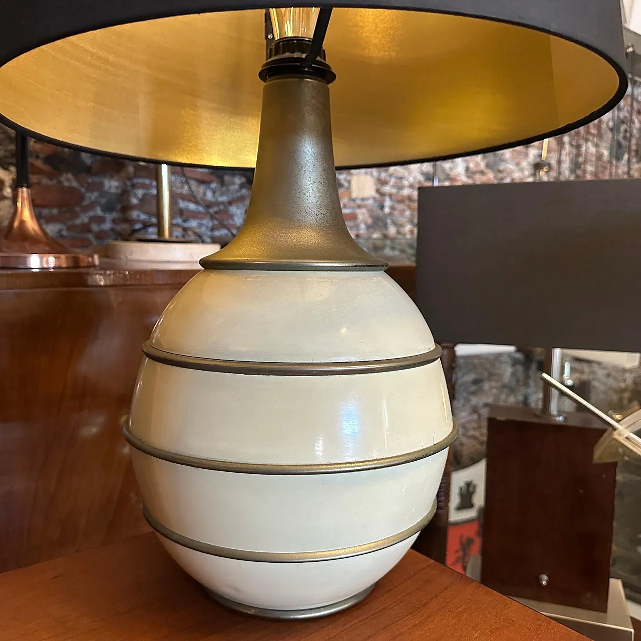 Lampada da tavolo in ottone e metallo laccato avorio, anni '70 2