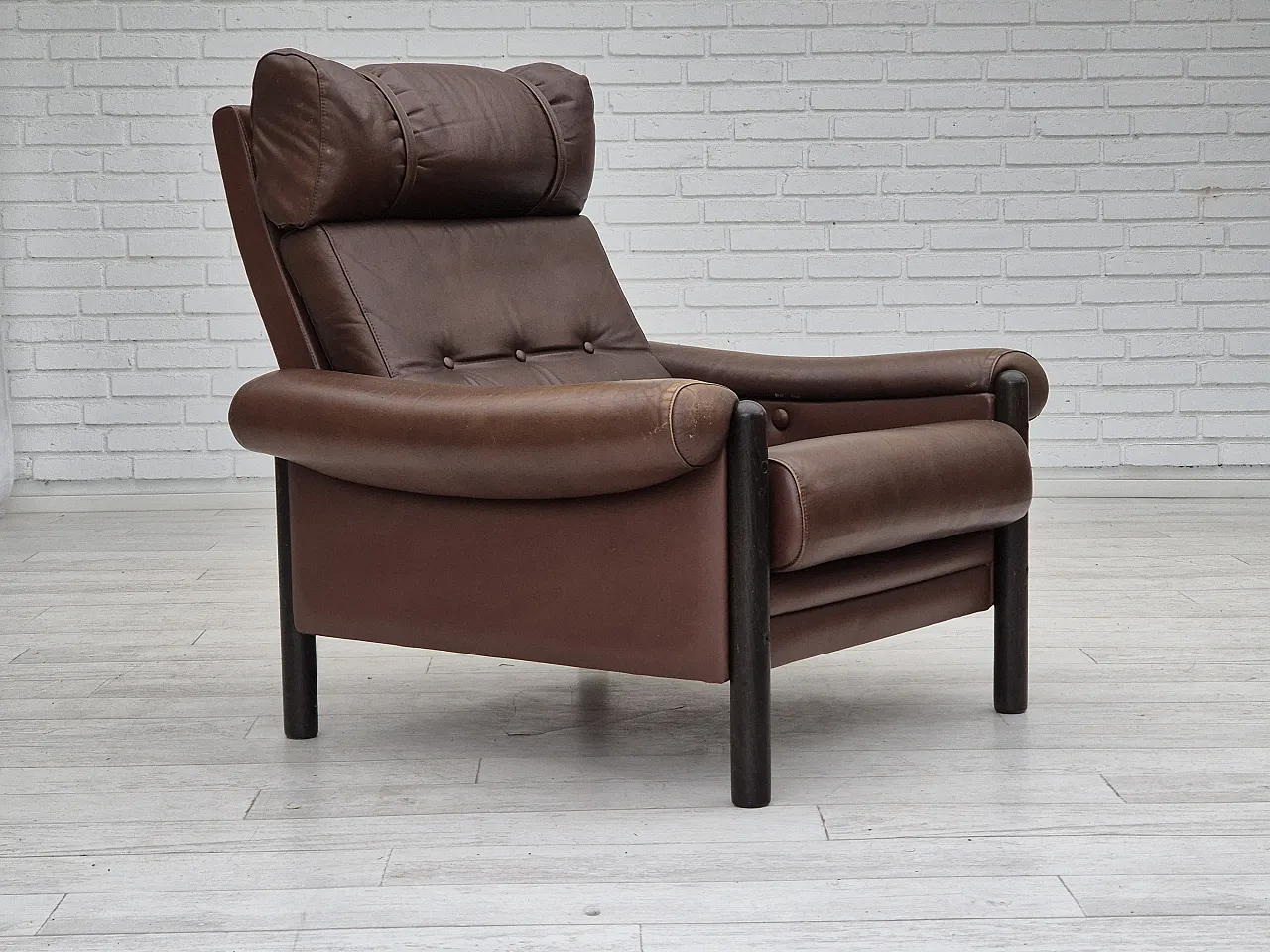 Danish armchair, in leather and oak, 1970s 1