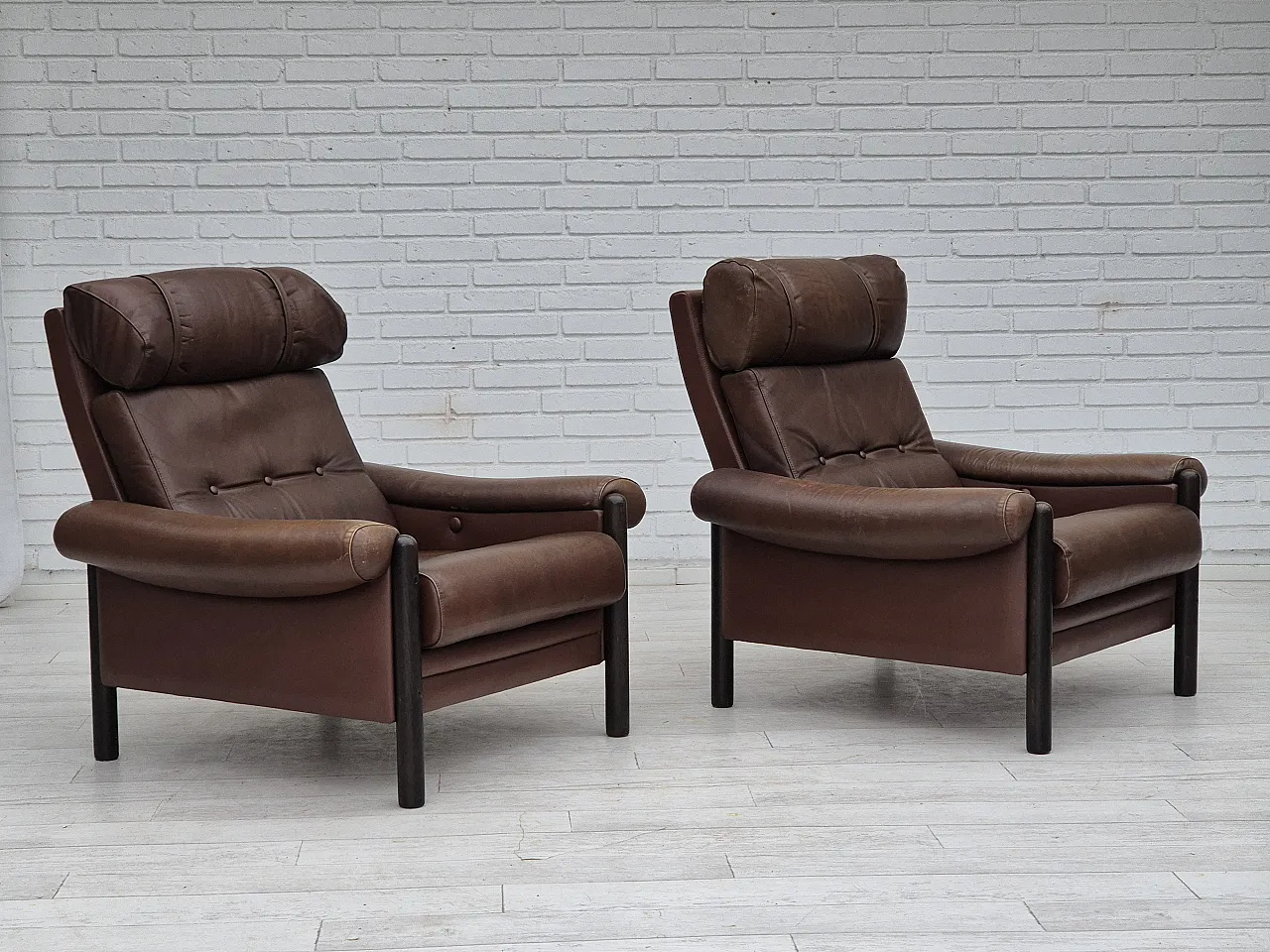 Danish armchair, in leather and oak, 1970s 3