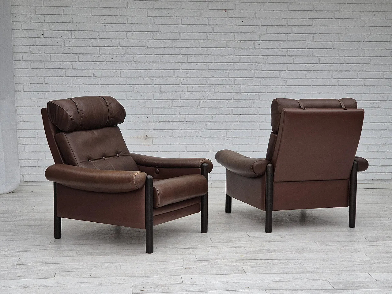 Danish armchair, in leather and oak, 1970s 4