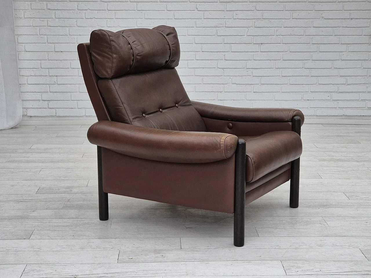 Danish armchair, in leather and oak, 1970s 5