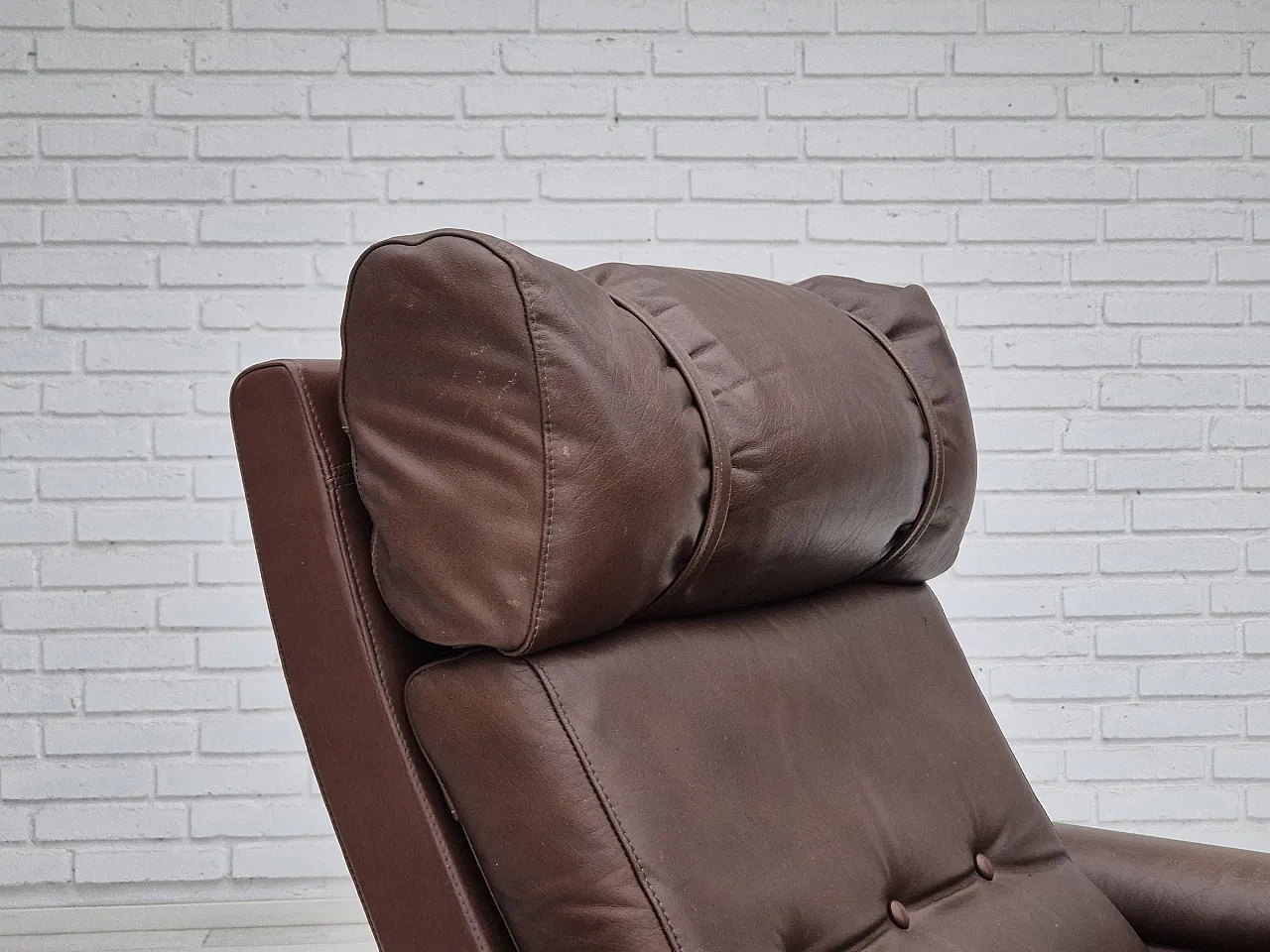 Danish armchair, in leather and oak, 1970s 6