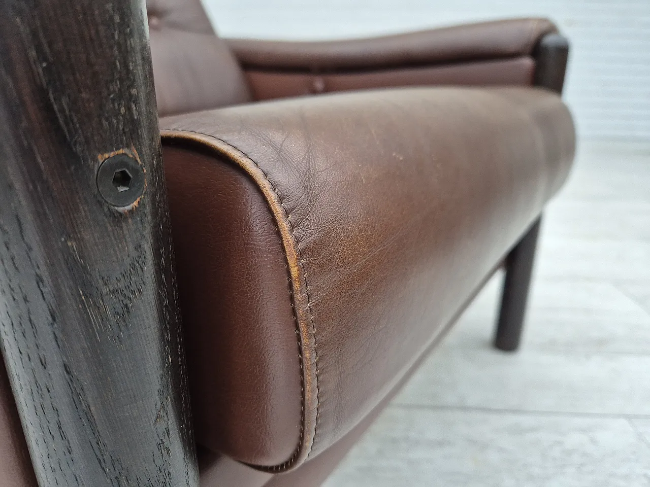 Danish armchair, in leather and oak, 1970s 8