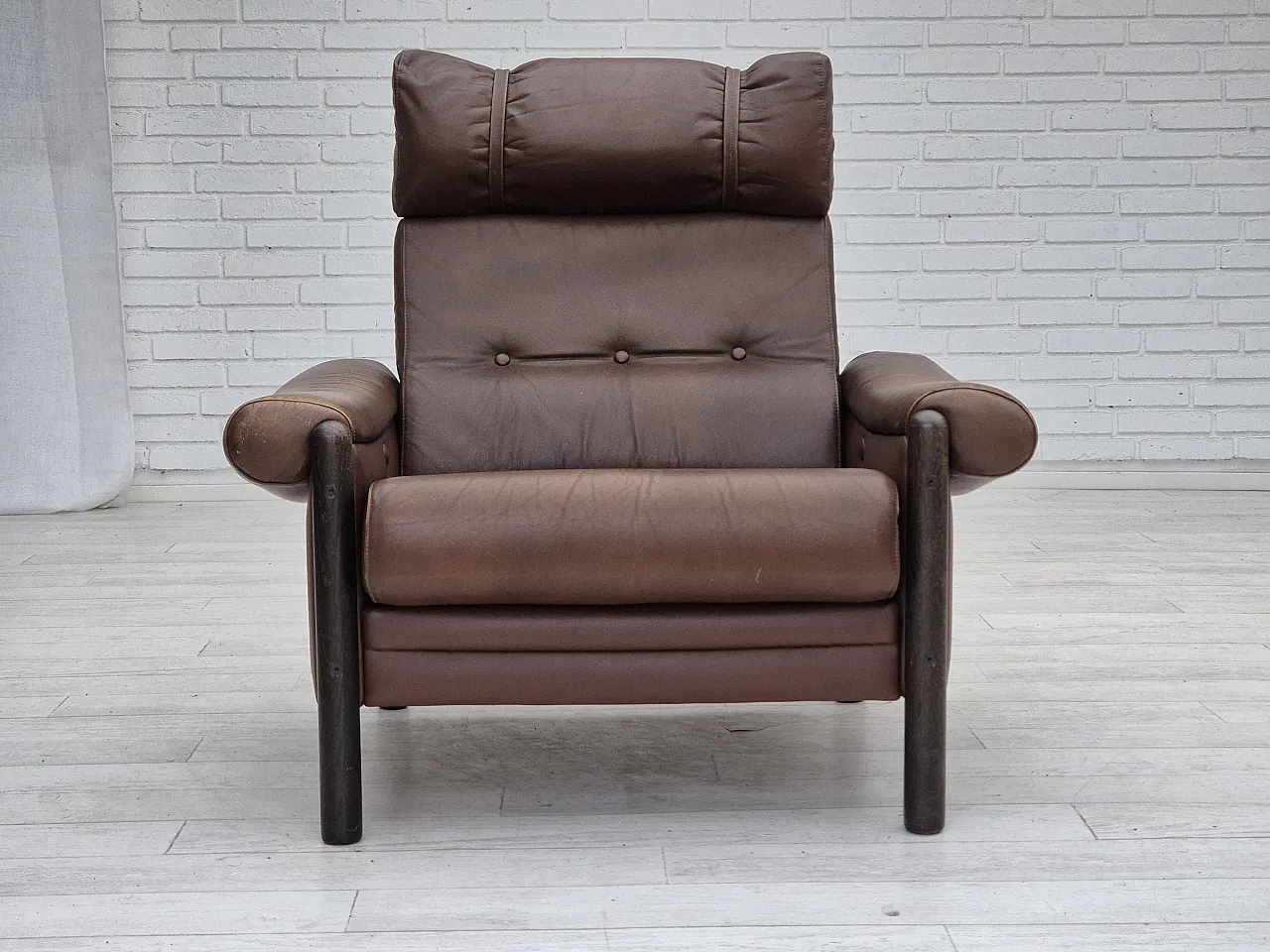 Danish armchair, in leather and oak, 1970s 9