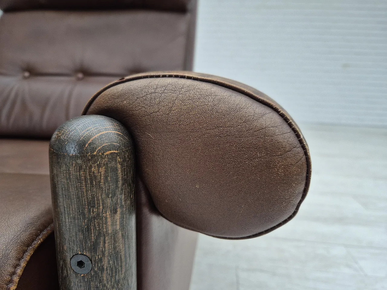 Danish armchair, in leather and oak, 1970s 11