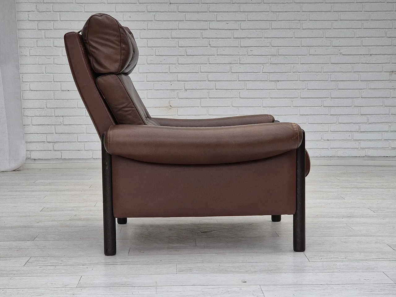 Danish armchair, in leather and oak, 1970s 13