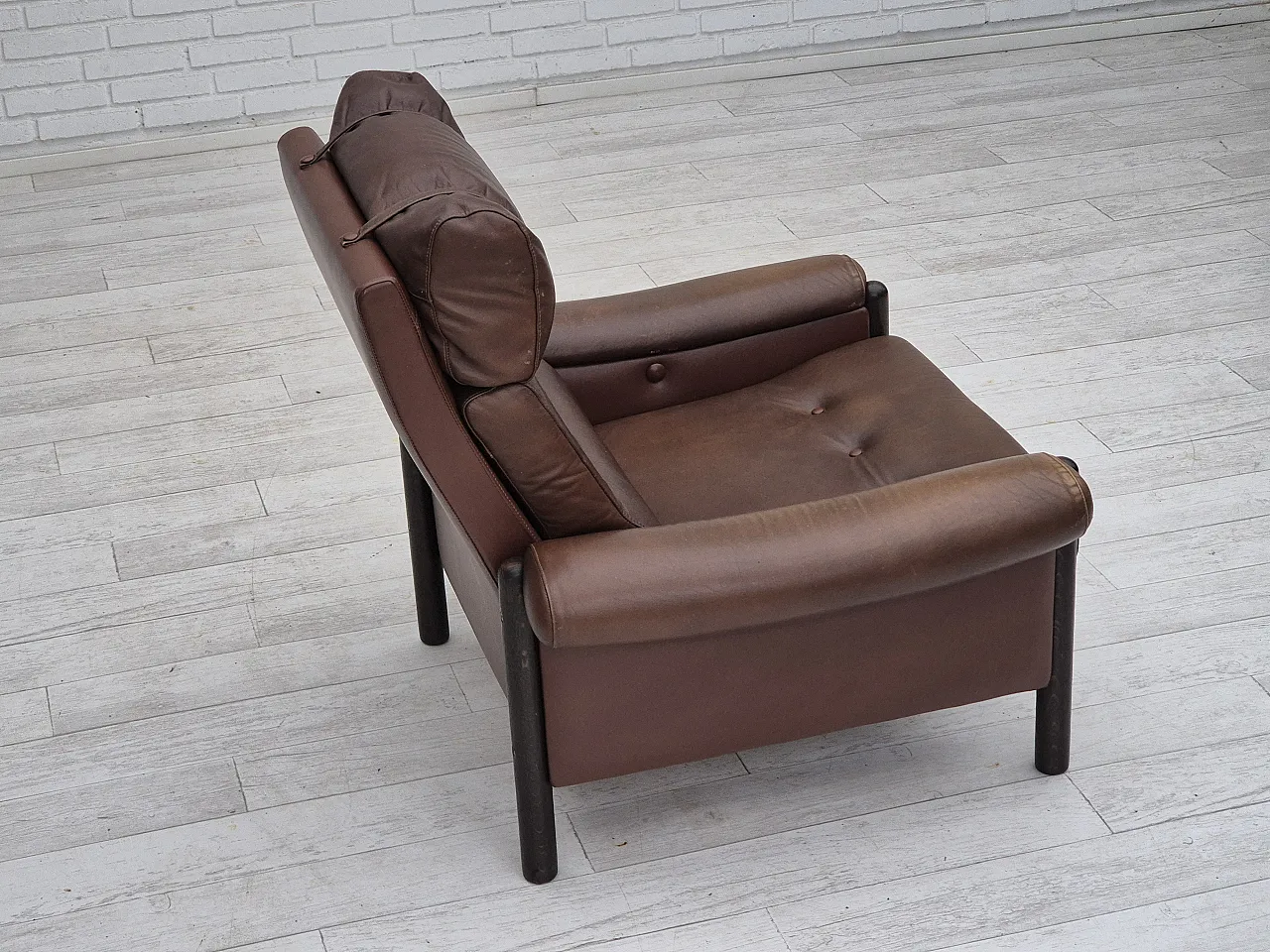 Danish armchair, in leather and oak, 1970s 14