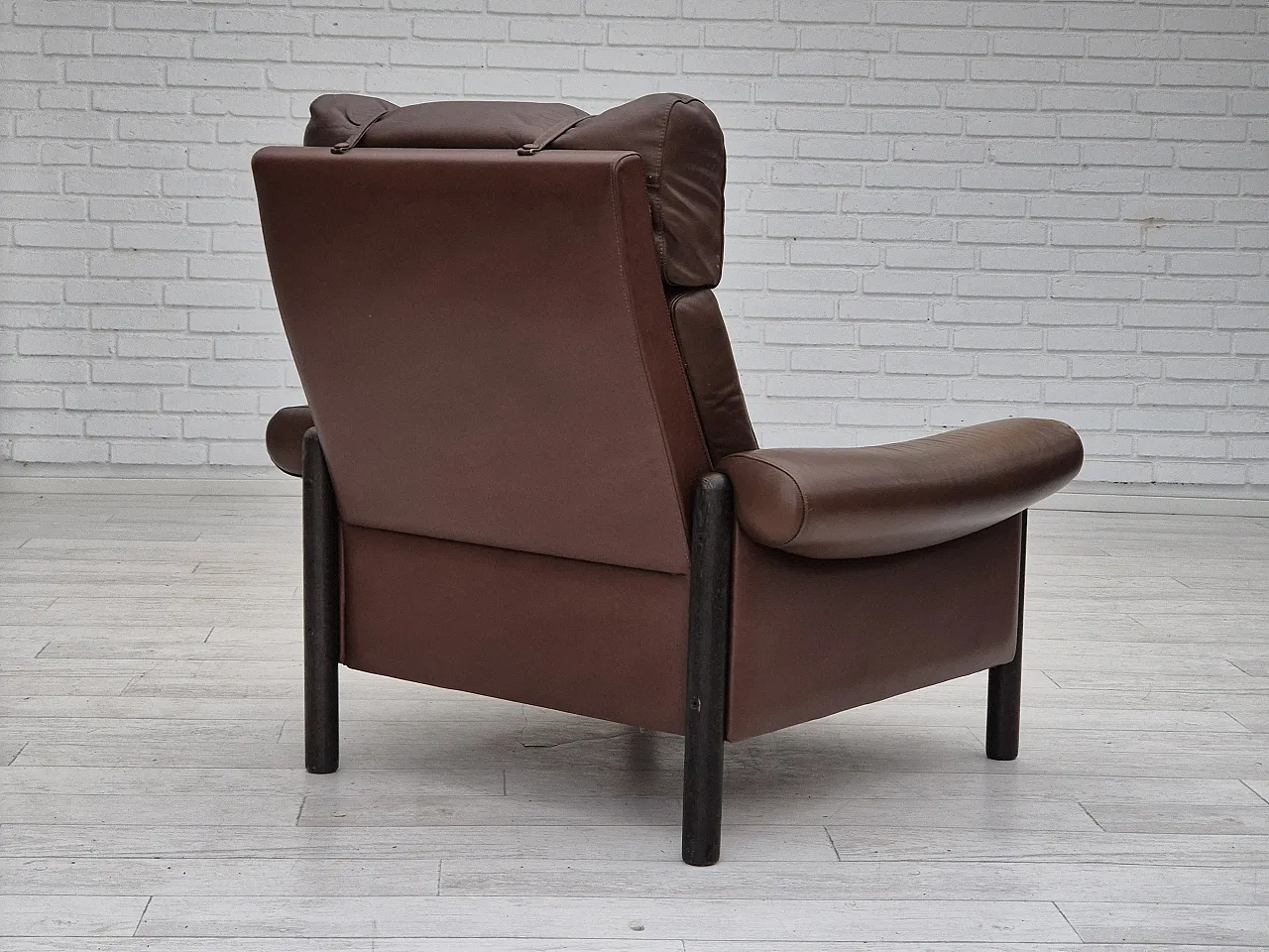 Danish armchair, in leather and oak, 1970s 15