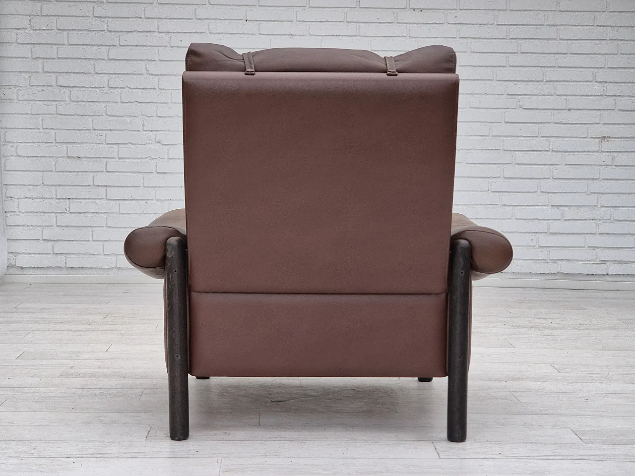 Danish armchair, in leather and oak, 1970s 17