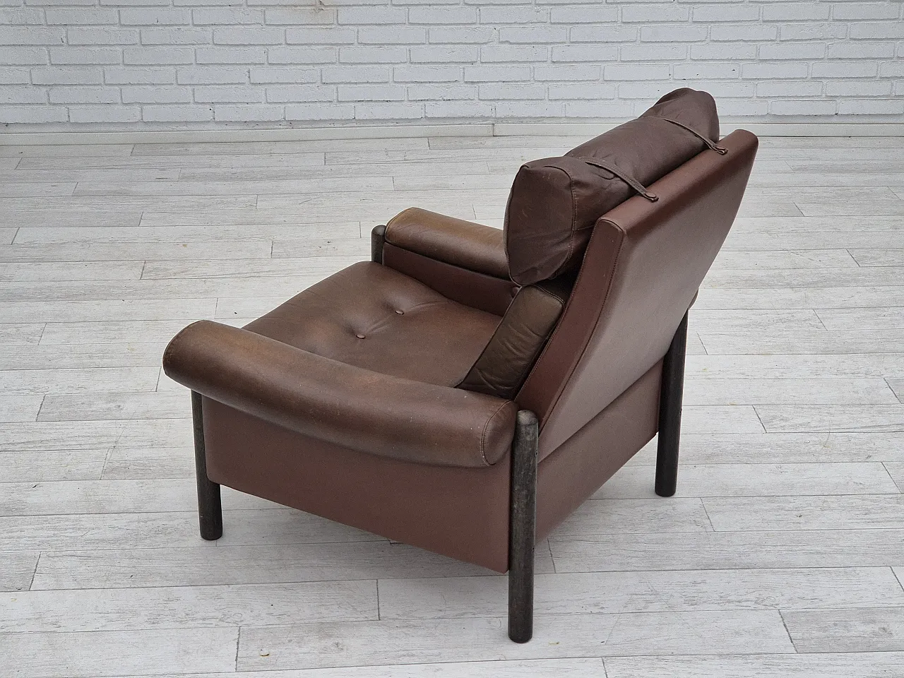 Danish armchair, in leather and oak, 1970s 18