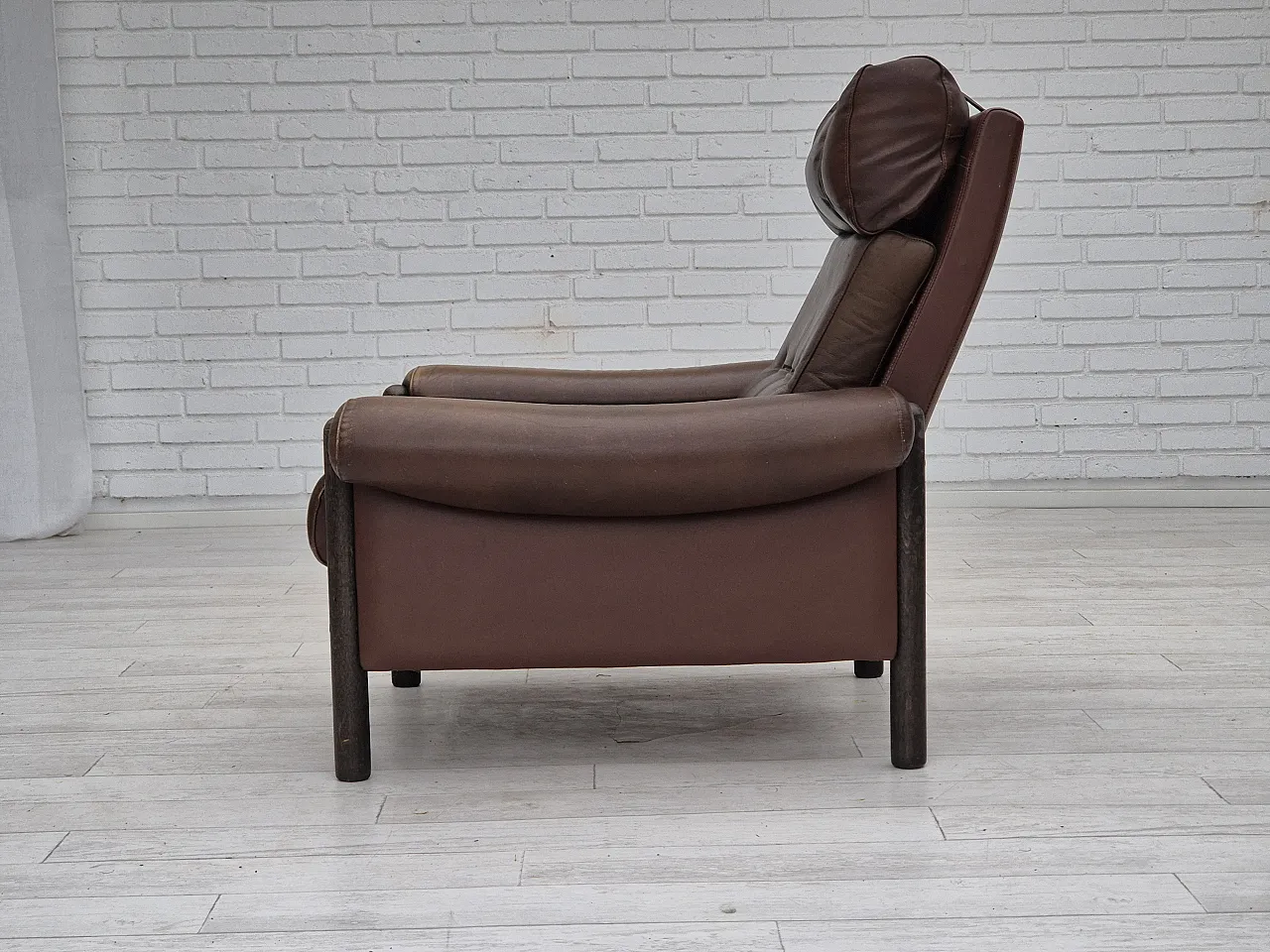 Danish armchair, in leather and oak, 1970s 19