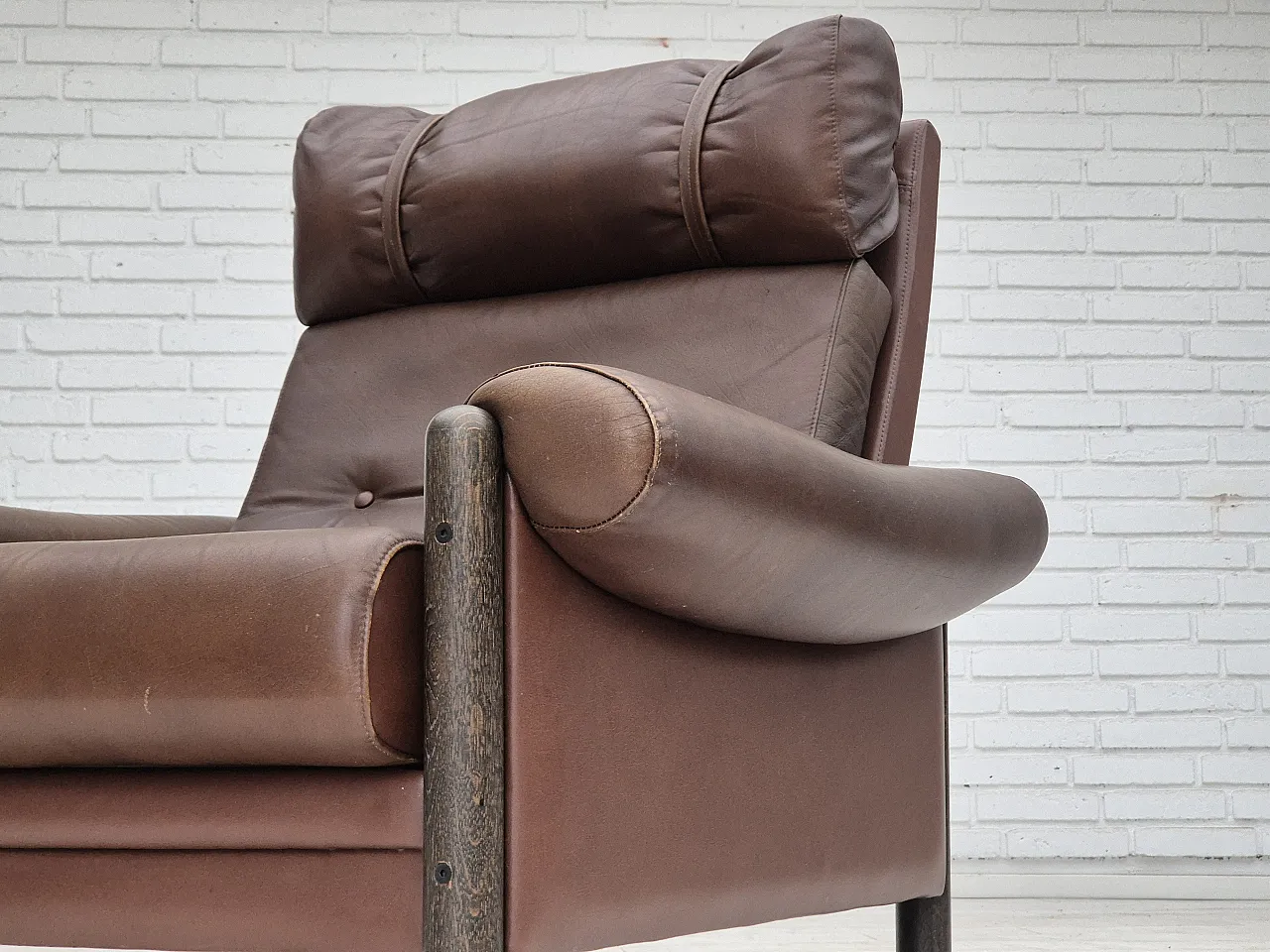 Danish armchair, in leather and oak, 1970s 21