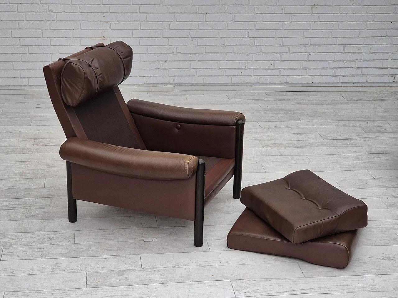 Danish armchair, in leather and oak, 1970s 22