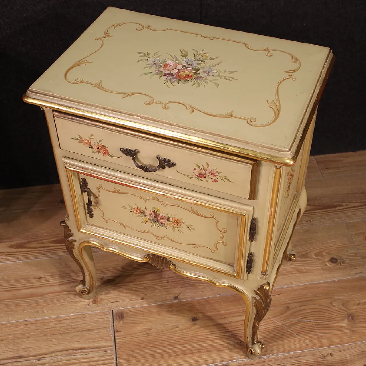 Pair of wooden Venetian lacquered bedside tables, 20th century 7