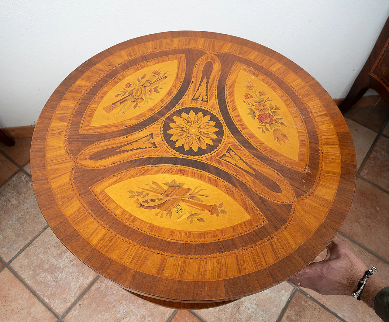 Centre table n polychrome woods, 20th century 2