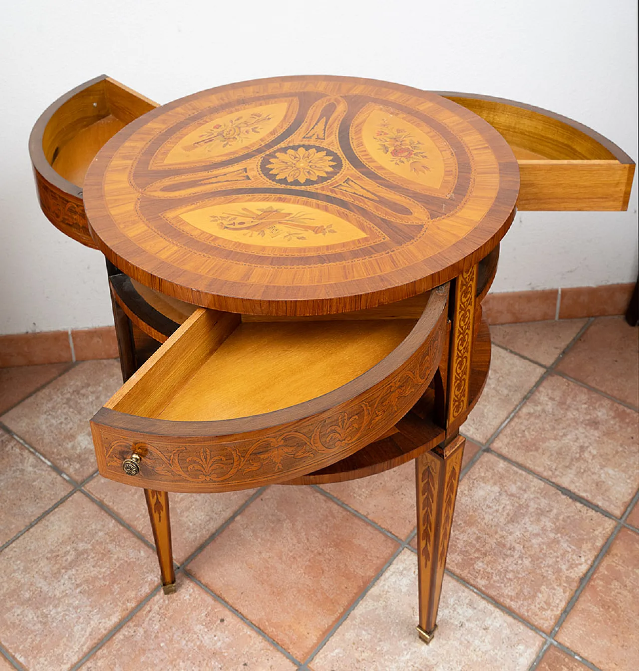 Centre table n polychrome woods, 20th century 6