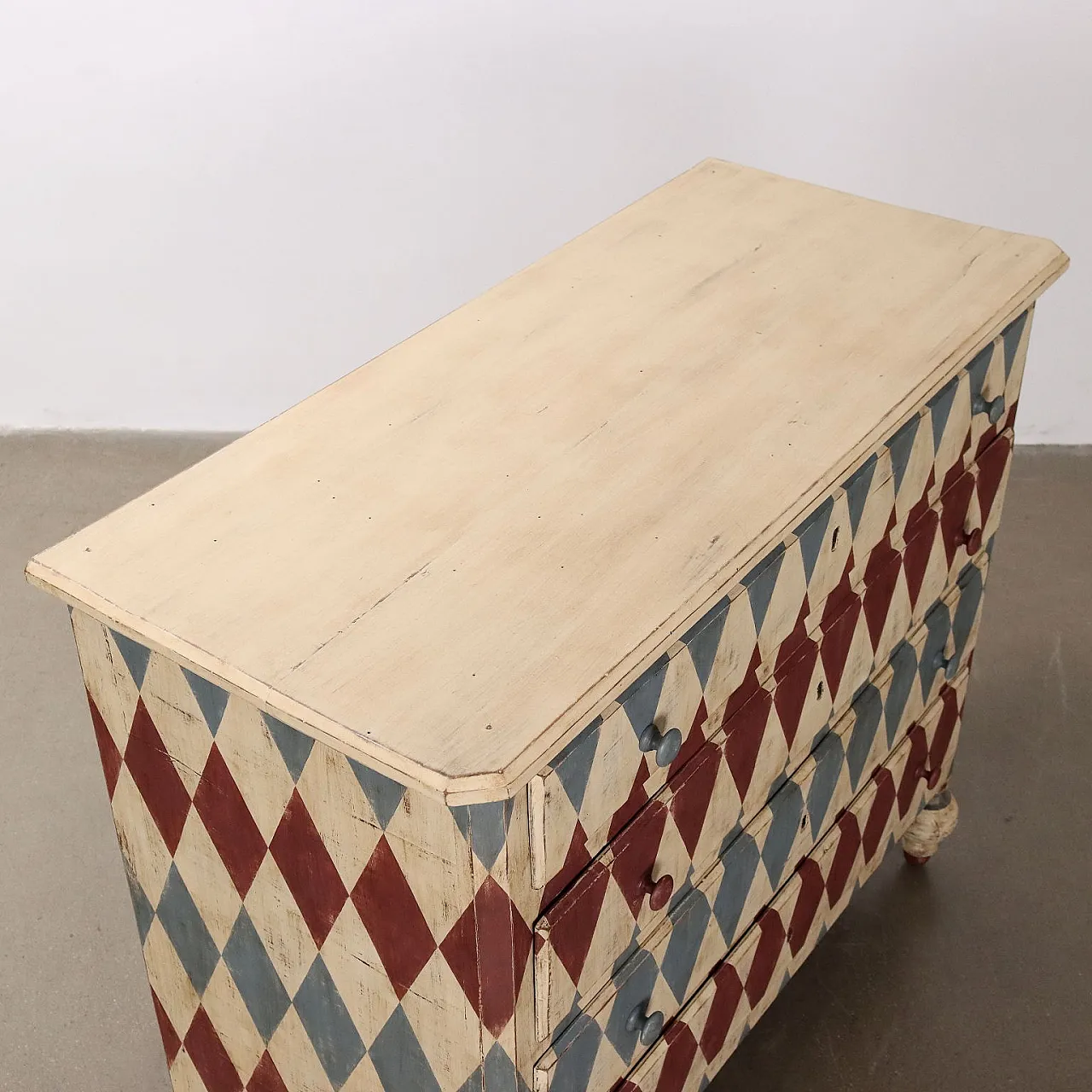 Diamond decorated chest of drawers in Elm wood, 19th century 5