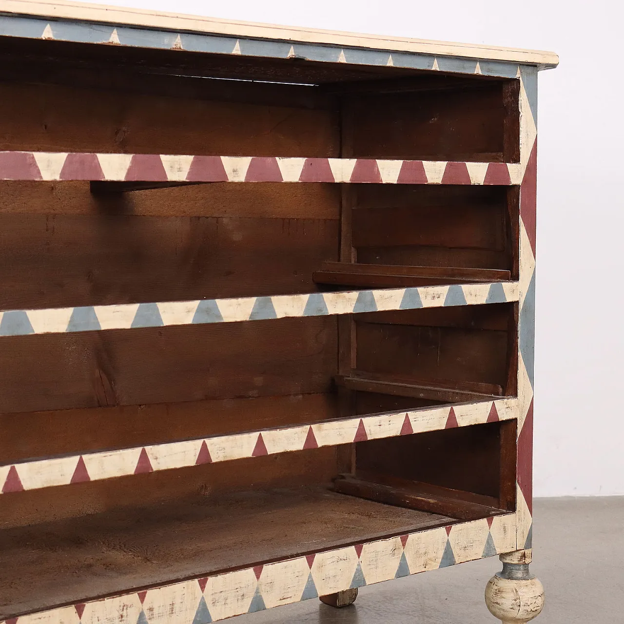 Diamond decorated chest of drawers in Elm wood, 19th century 6