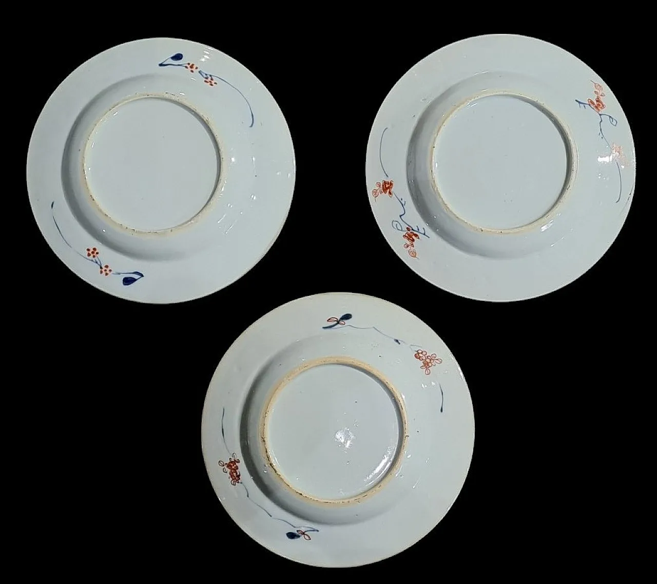 Three Imari porcelain plates China Kangxi period, 18th century 5