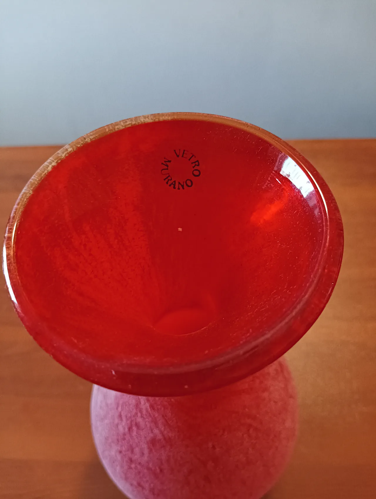 Vaso in vetro di Murano rosso fumé acidato 1