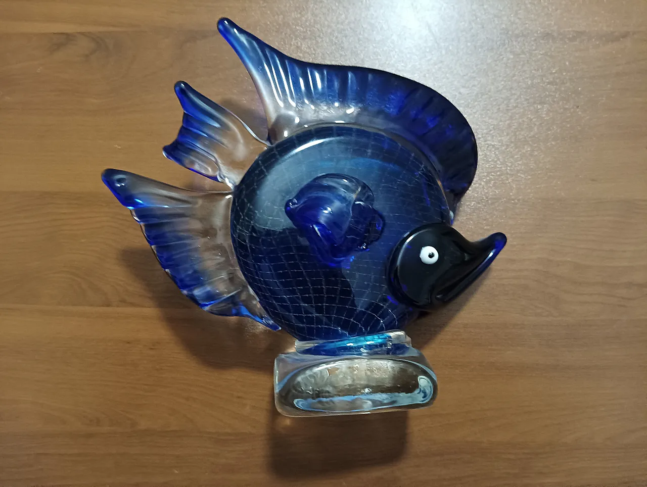 Scultura in vetro a forma di pesce blu, anni '70 1