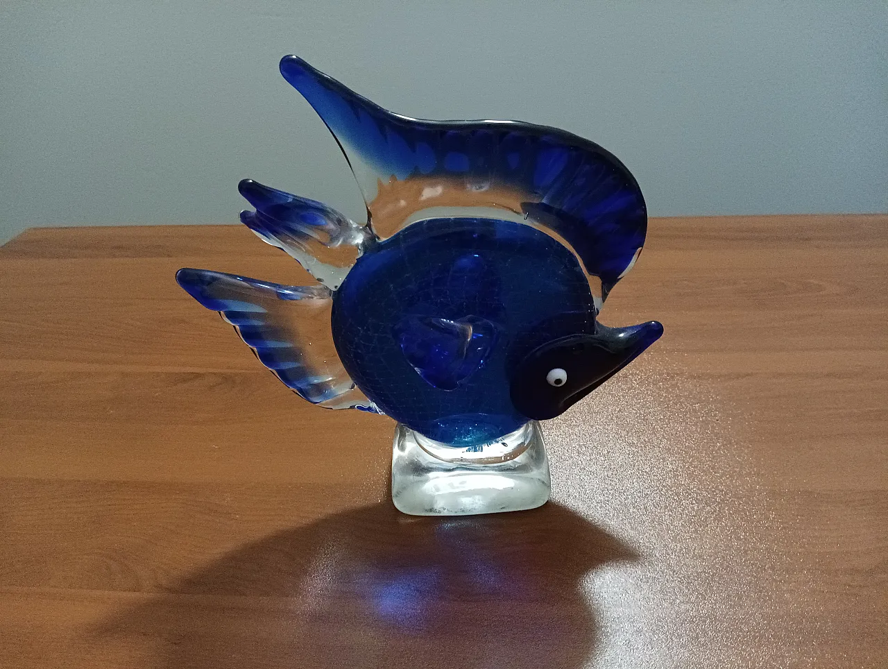 Scultura in vetro a forma di pesce blu, anni '70 5