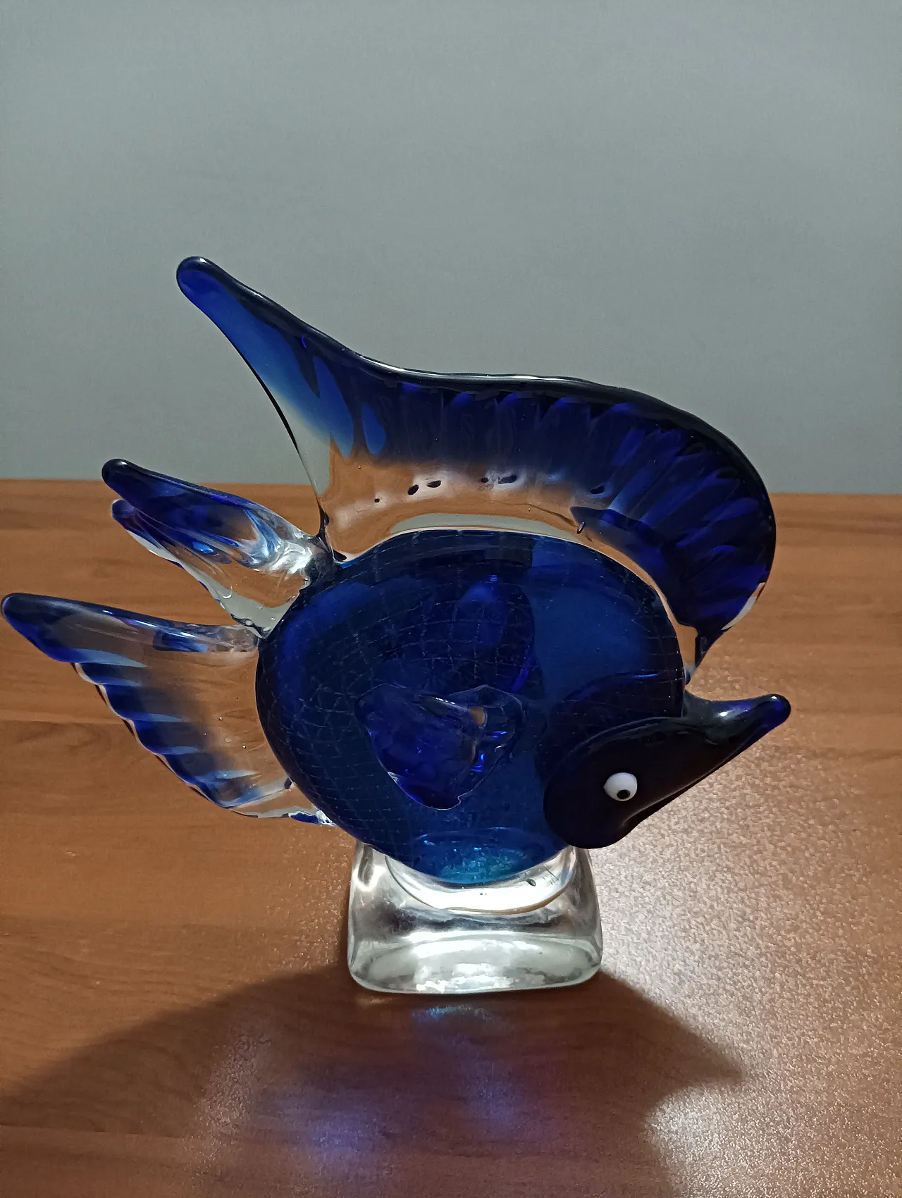 Scultura in vetro a forma di pesce blu, anni '70 7