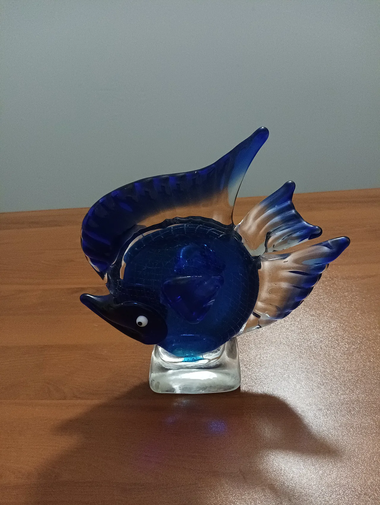 Scultura in vetro a forma di pesce blu, anni '70 9