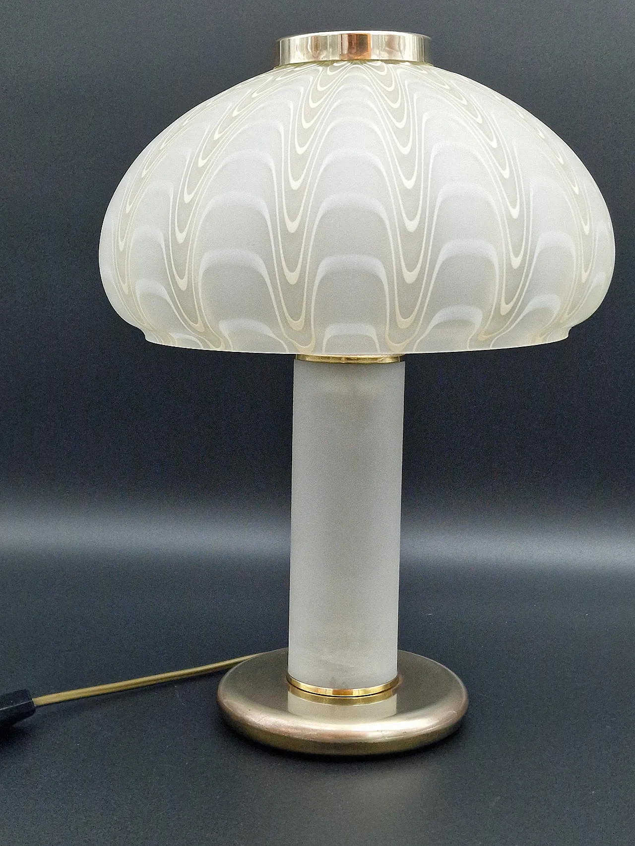 Lampada da tavolo in vetro satinato e ottone, anni '70 1