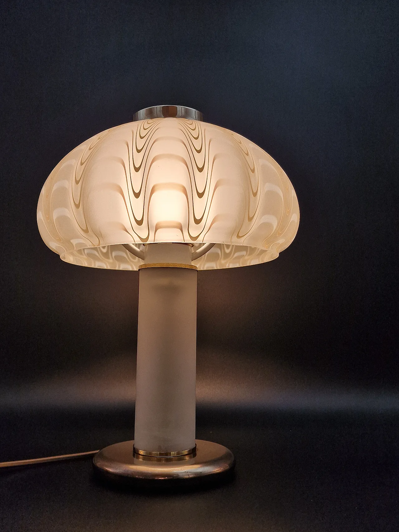 Lampada da tavolo in vetro satinato e ottone, anni '70 3