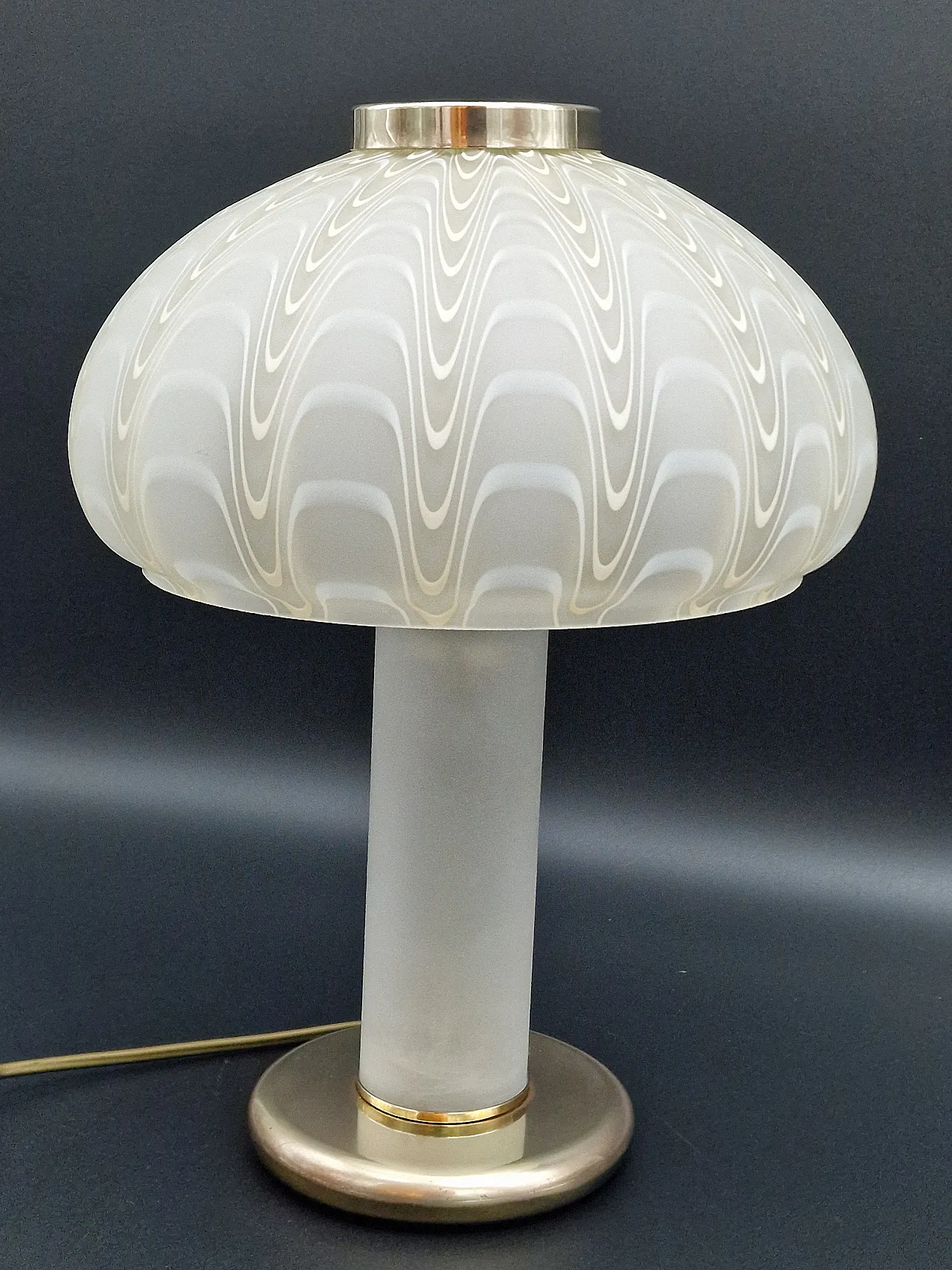 Lampada da tavolo in vetro satinato e ottone, anni '70 1