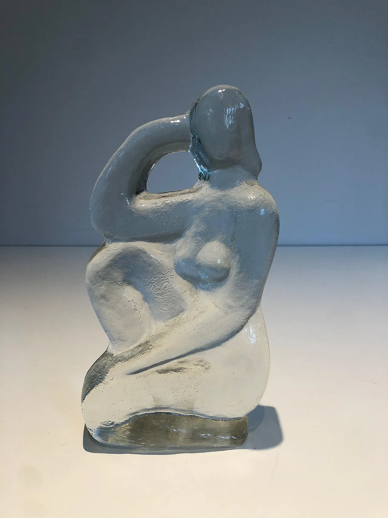 Glass sculpture representing a naked woman posing, 1970s 17