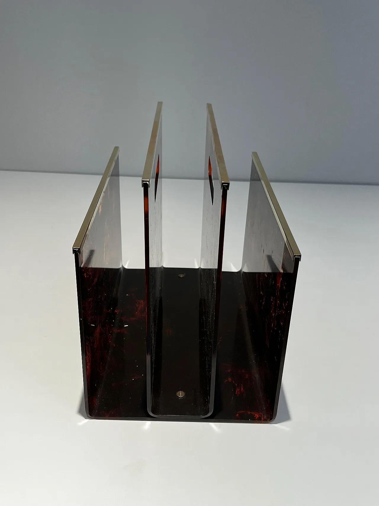 Plexiglass, brass and imitation tortoiseshell magazine rack, 1970s 15