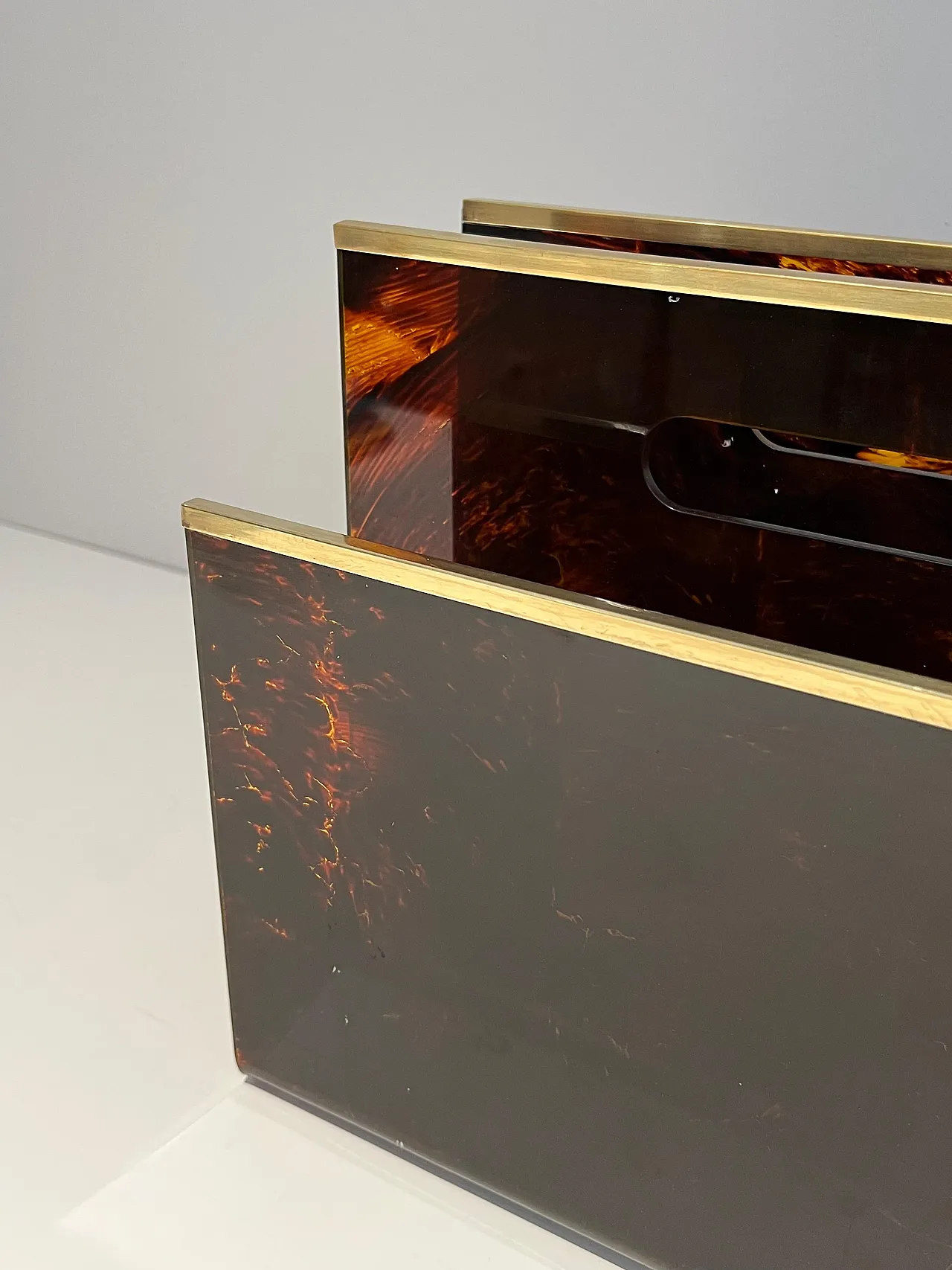 Plexiglass, brass and imitation tortoiseshell magazine rack, 1970s 17