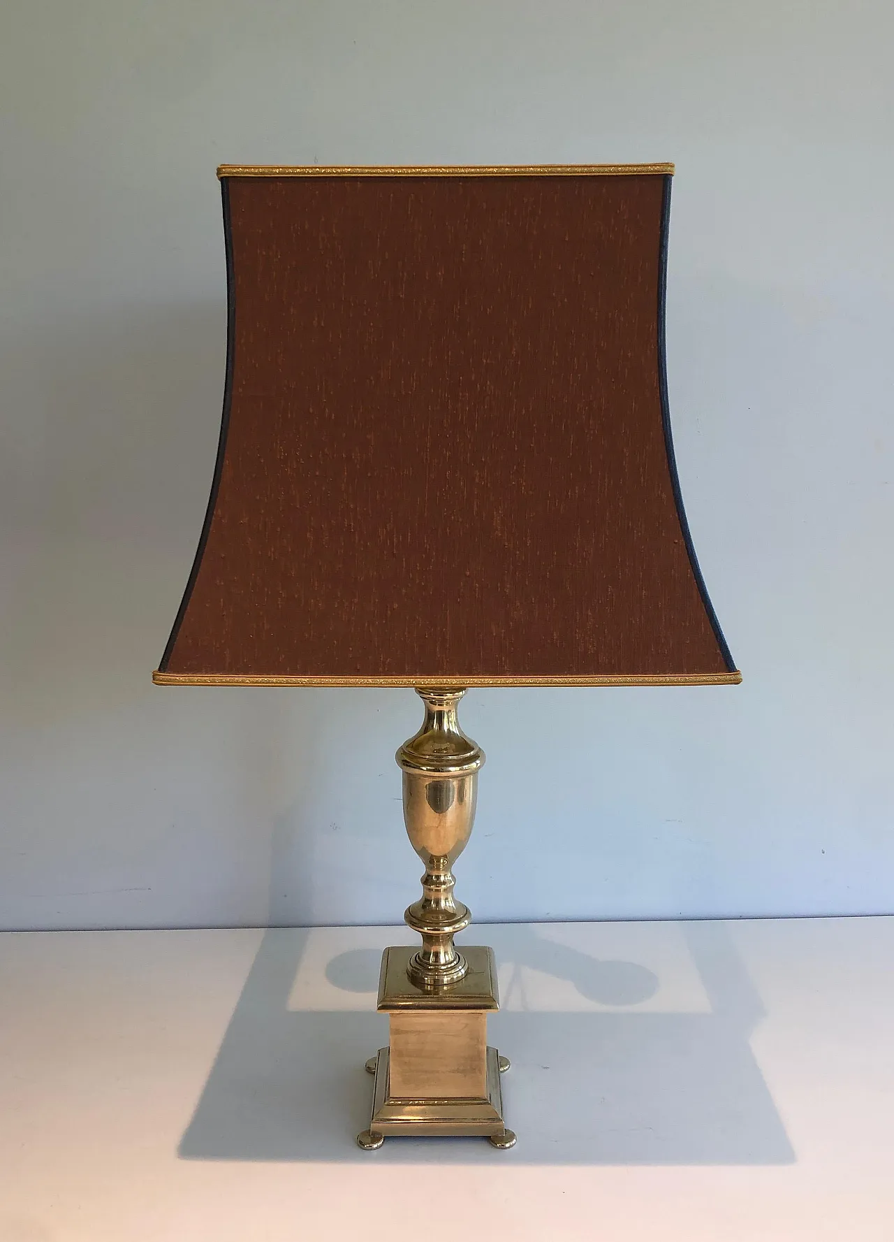 Coppia di lampade da tavolo in ottone in stile neoclassico, anni '40 7