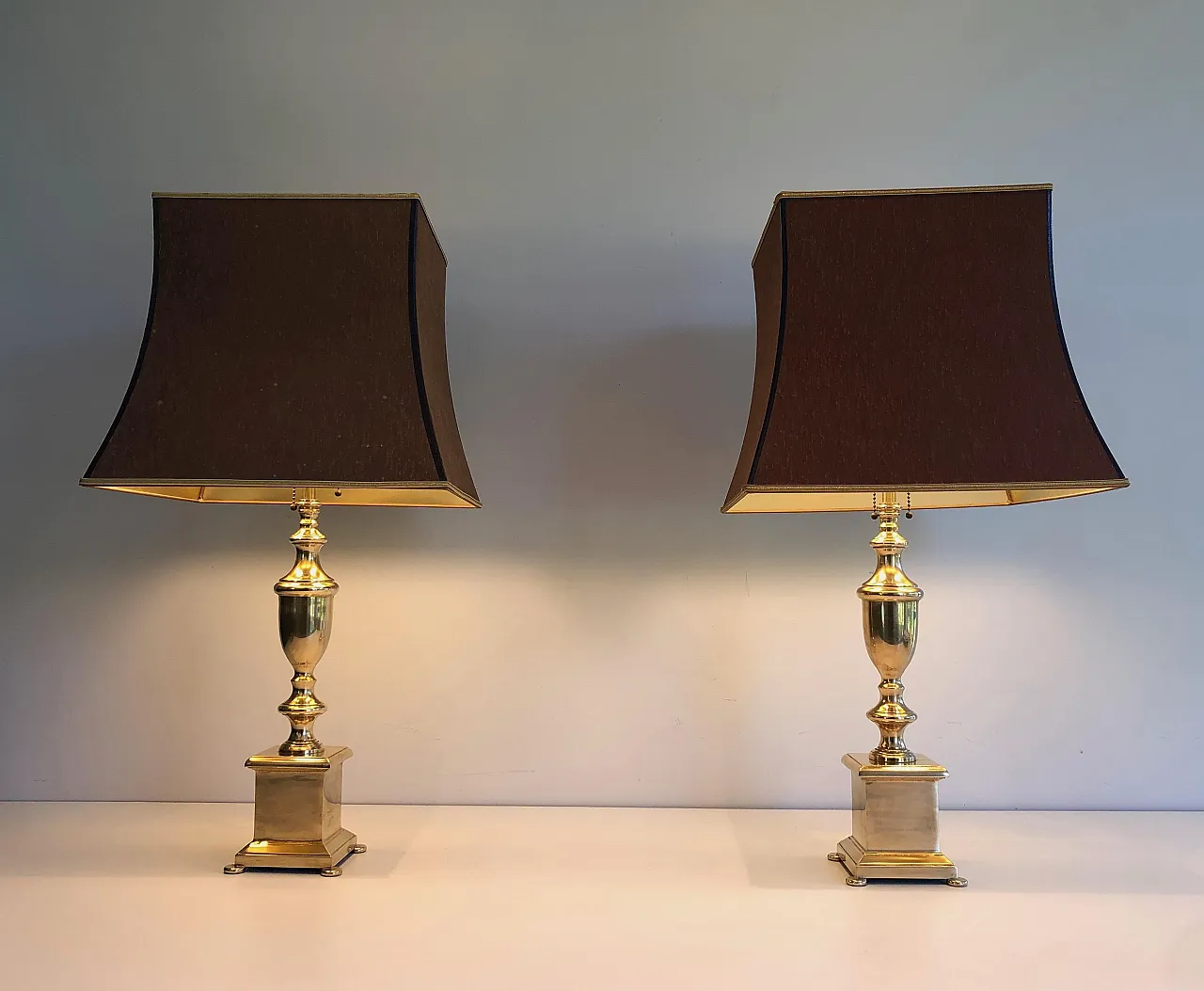 Coppia di lampade da tavolo in ottone in stile neoclassico, anni '40 14