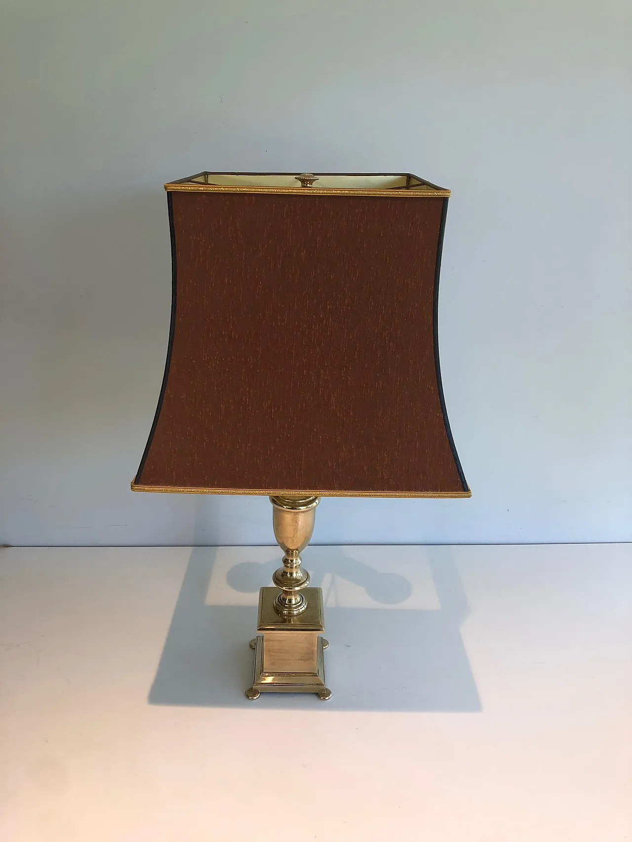 Coppia di lampade da tavolo in ottone in stile neoclassico, anni '40 19