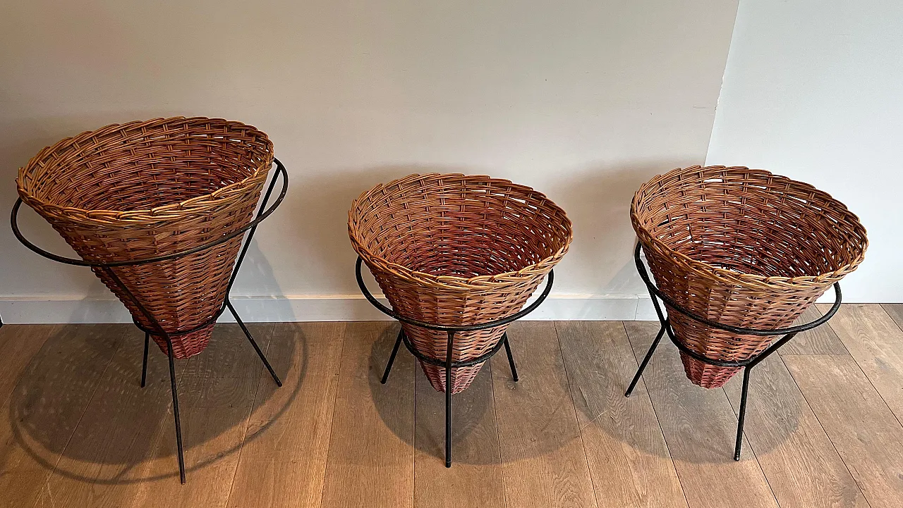 3 Fioriere in metallo laccato nero e rattan, anni '50 2