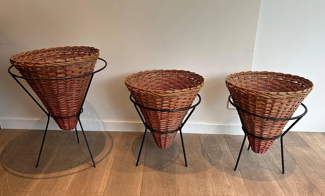 3 Fioriere in metallo laccato nero e rattan, anni '50 3