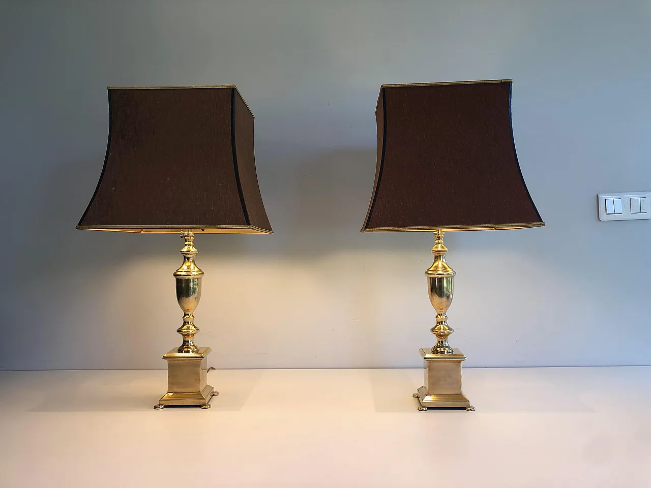 Coppia di lampade da tavolo in ottone in stile neoclassico, anni '40 20