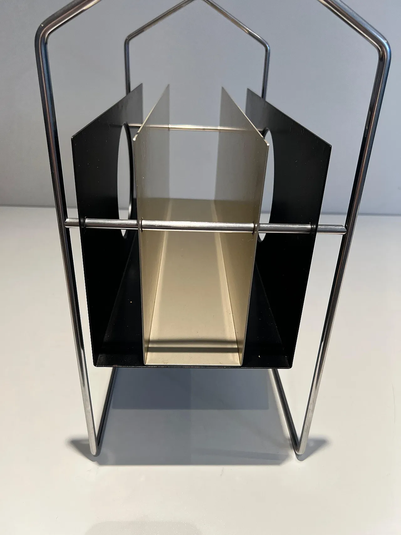 Chrome-plated metal magazine rack, black and white lacquered, 1950s 16